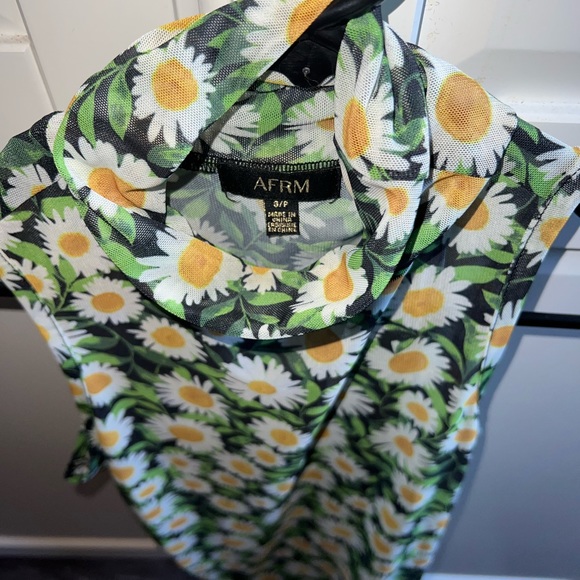 A vibrant pattern makes a dramatic statement on a scrunch-neck mesh top by AFRM - Picture 2 of 4